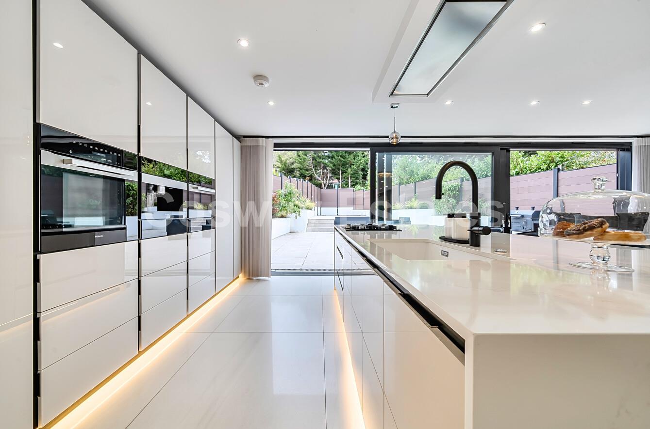 5 bed property in Reddings Close, Mill Hill, NW7, London